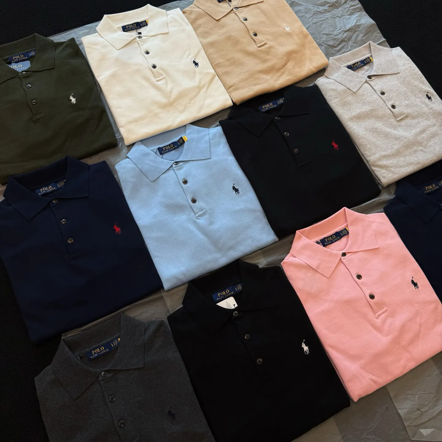 P206 Style number: R07 Ralph Lauren knitted pony embroidered lapel polo shirt three-button pullover open-chested long-sleeved sweater Official website synchronization Same style for men and women Size: S-XL Color: White Blue Gray Dark Gray Khaki Army Green Navy White Label Navy Blue Red Label Black Red Label Black White Label Pink Size: S M L XL Bust: 106/110/114/118 Length: 67/69/71/73 Shoulder width: 41/42/44/45